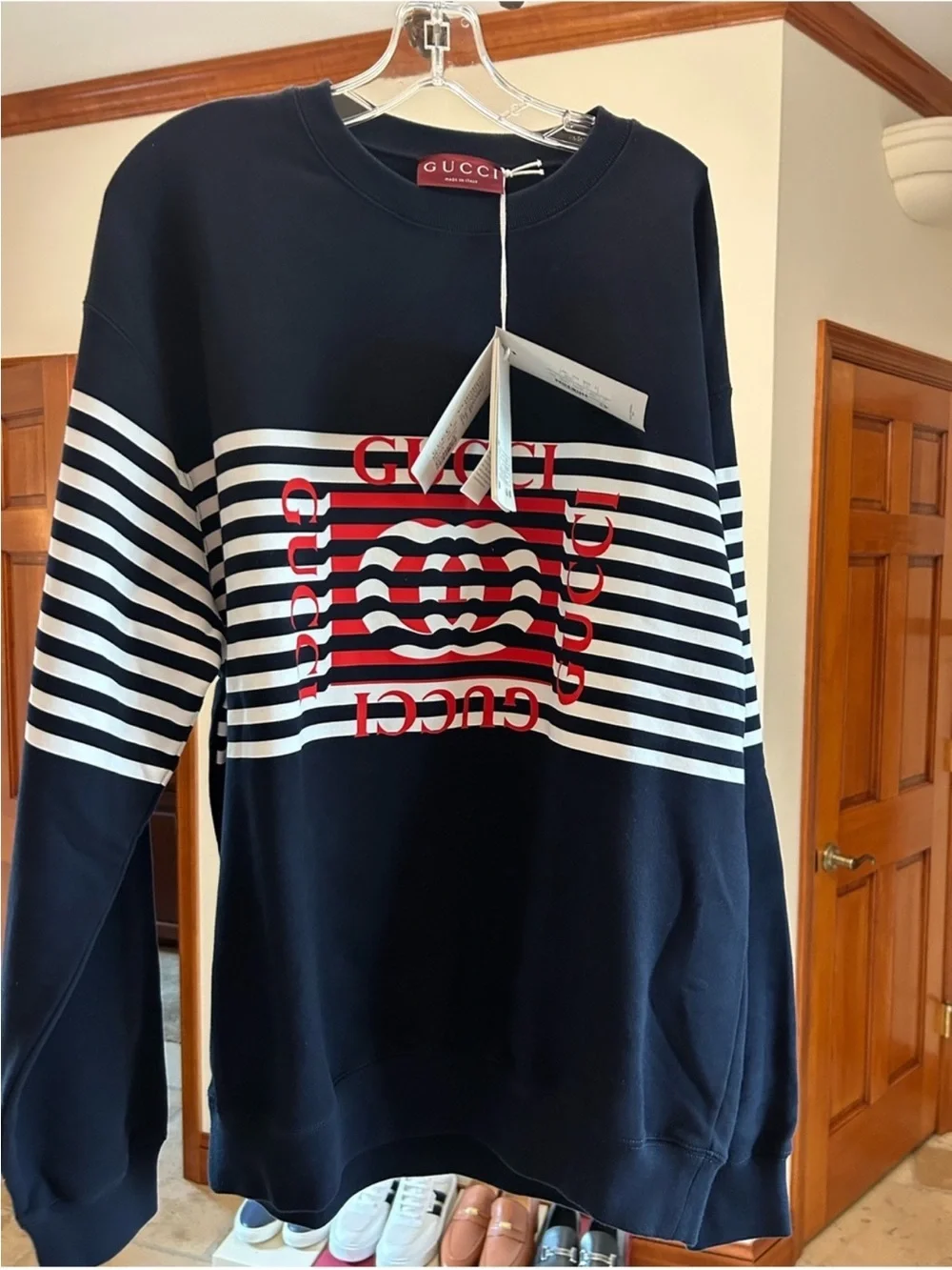 Men’s Gucci, 100% cotton logo print sweatshirt size large made in Italy. Navy.